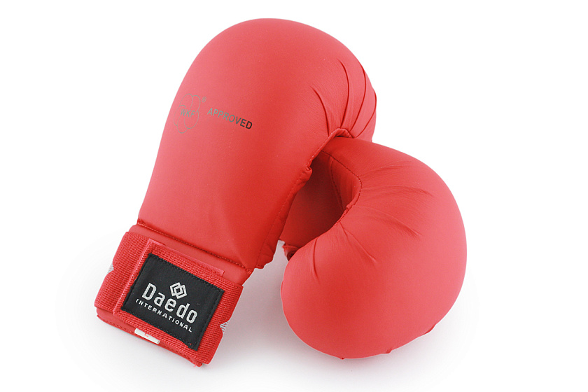 Накладки на кисть каратэ Wkf Daedo (красный/ синий) в интернет-магазине VersusBox.ru